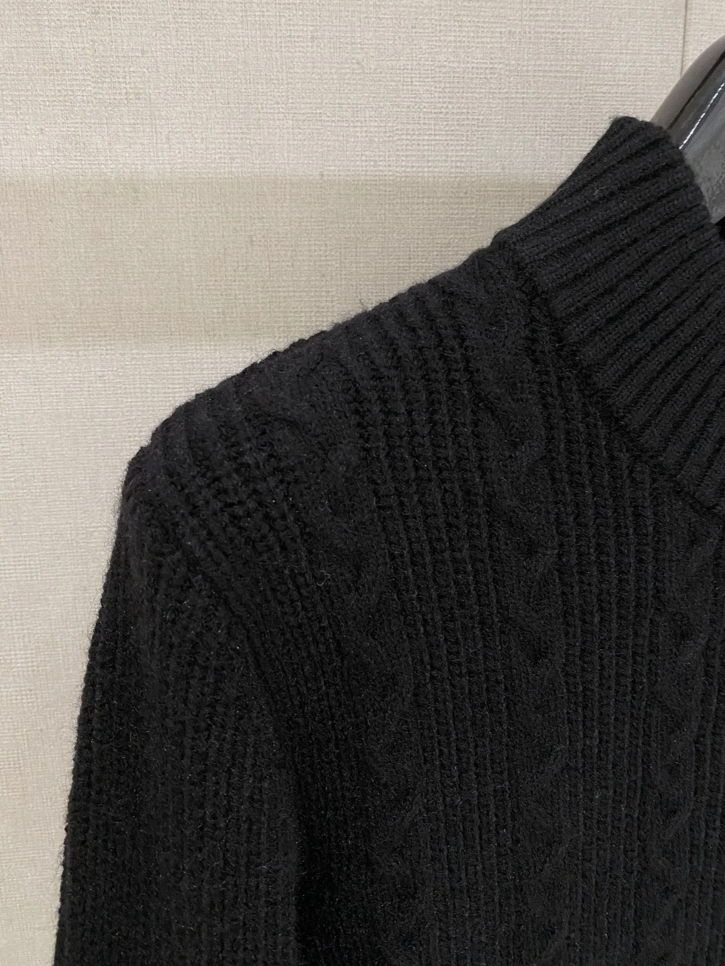 🅿️540 【LV Louis Vuitton】Autumn and winter classic cardigan sweater, in full condition! ! ! Wool blended fabric, the latest model in 2025, golden ratio! ! Slim-fitting soft gold, versatile and practical item, the combination and practicality are extremely powerful, simple and elegant, and classy! To create your own style, it is highly recommended to buy it in two colors. The standard slim fit tailoring process is suitable for both young and old men. It is knitted from wool and will not cause any discomfort! While keeping warm, it is stylish, textured and wearable, and the classic logo with contrasting colors on the chest feels in place! ! Recommended for regular customers! ! Size M-3XL (maximum wear: 190 pounds)